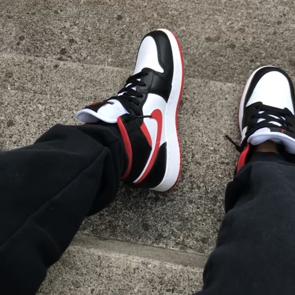 Authentic Air jordan 1 mid top red bottoms